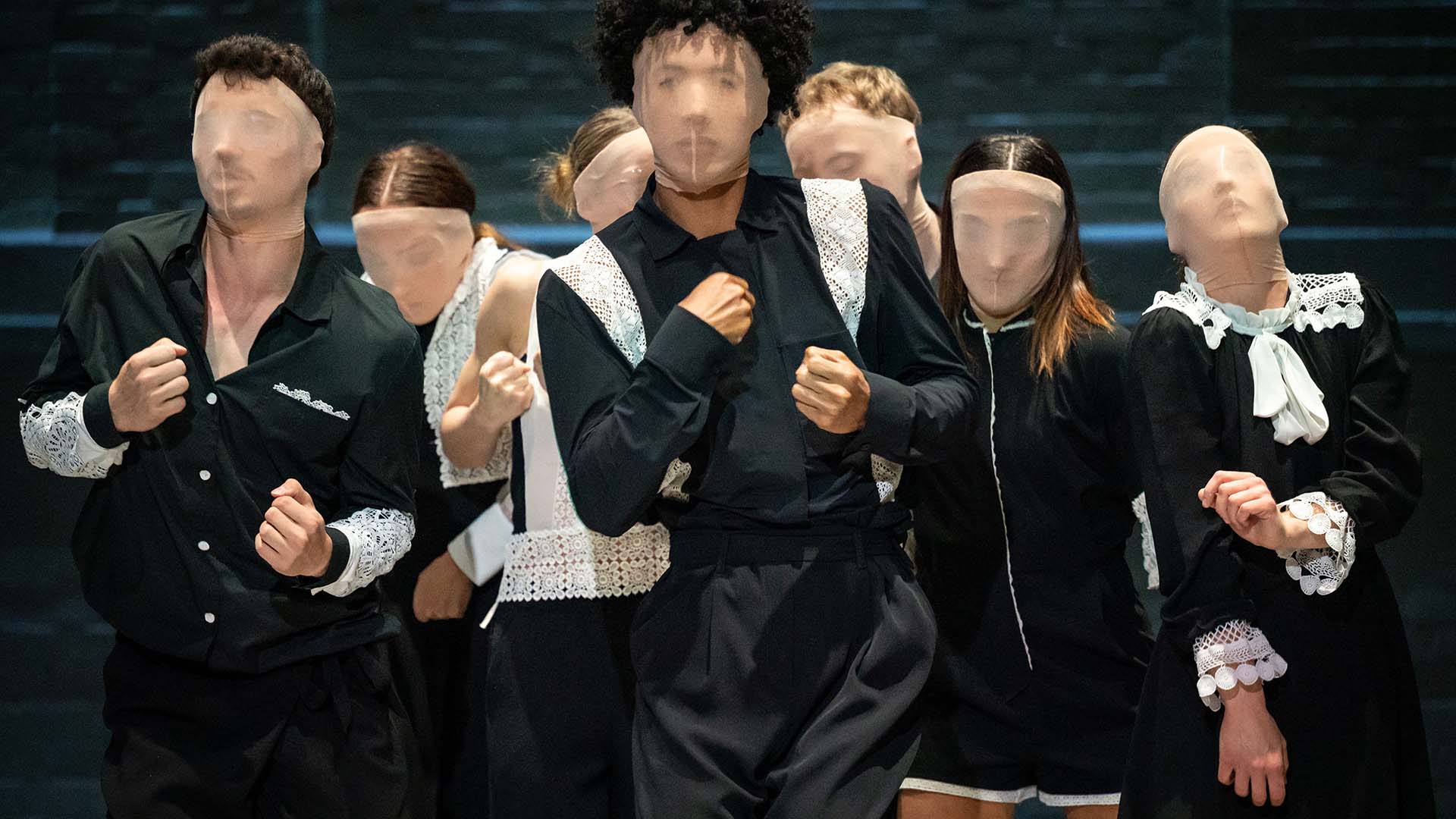 Eine Gruppe von Tänzern mit Strumpfmasken.