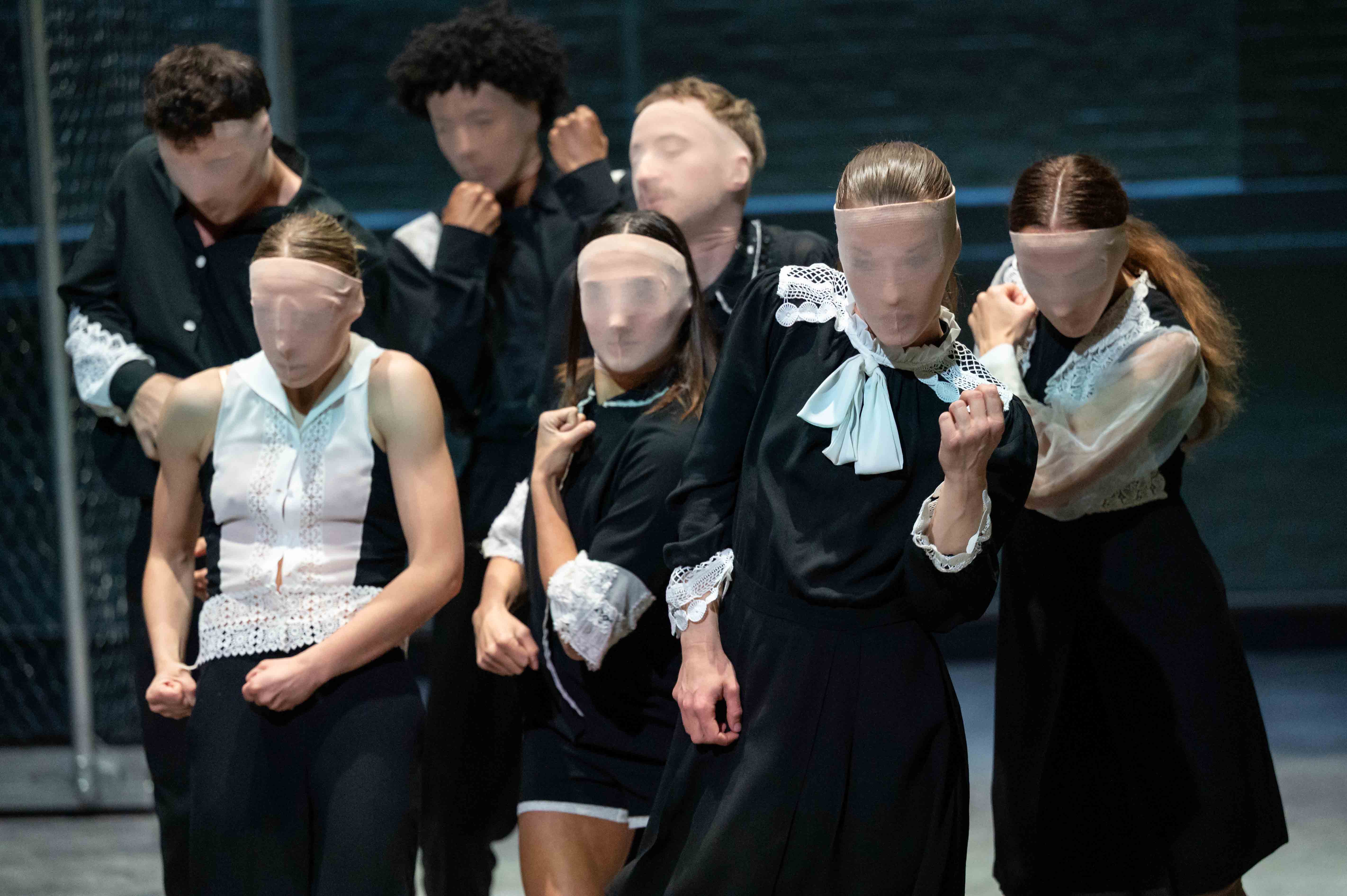 Ein Gruppe von Tänzer*innen mit Strumpfmasken.