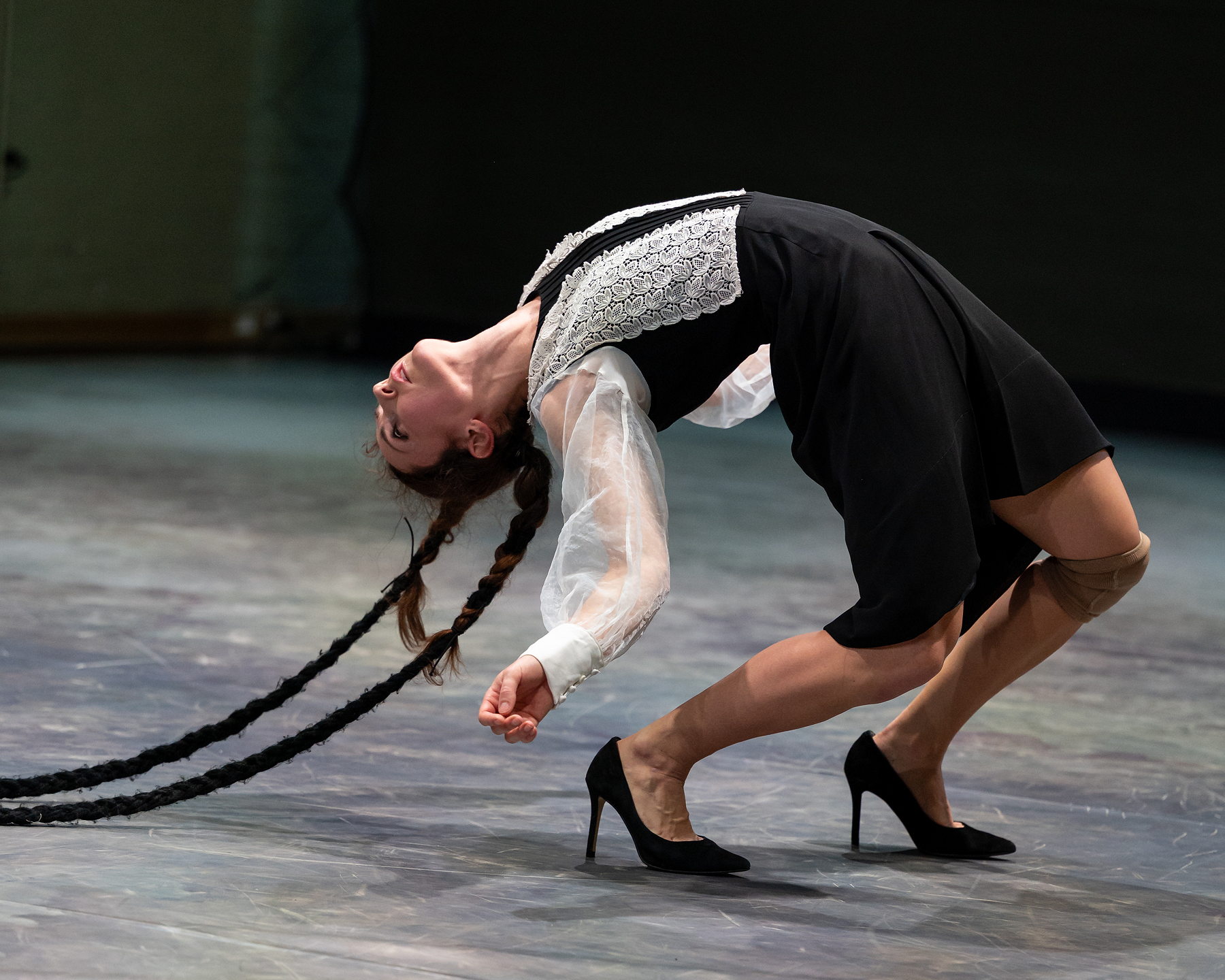 Frau mit langem Zopf