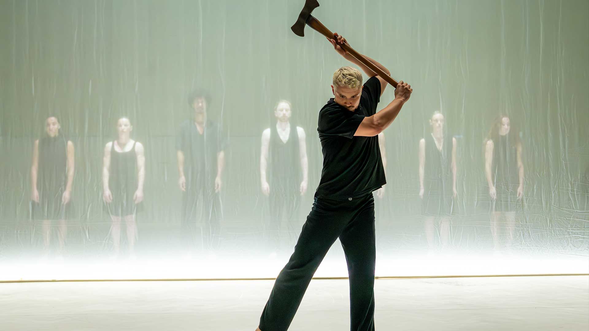 Tänzer vor Leinwand