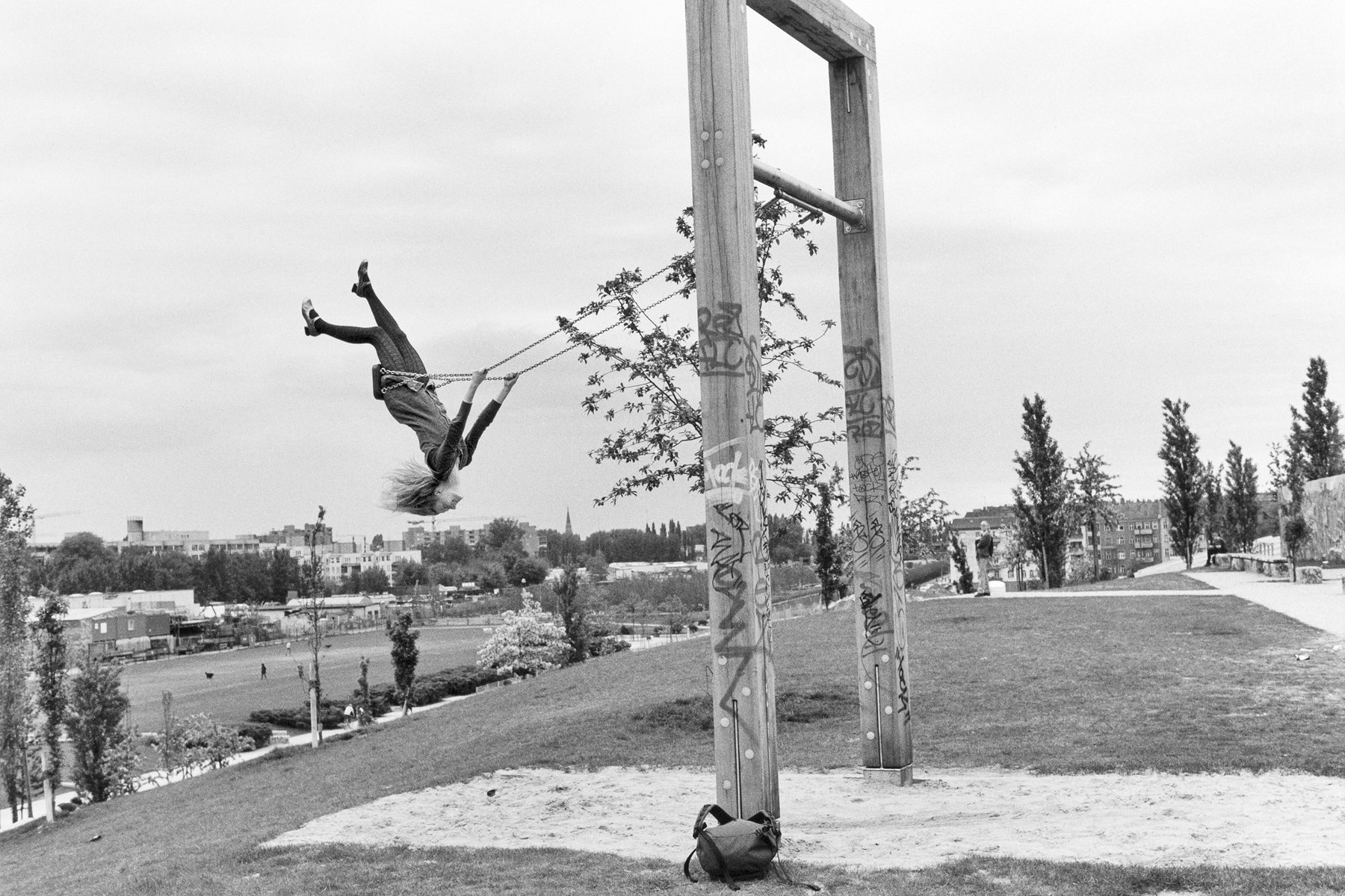 eine junge frau auf einer schaukel