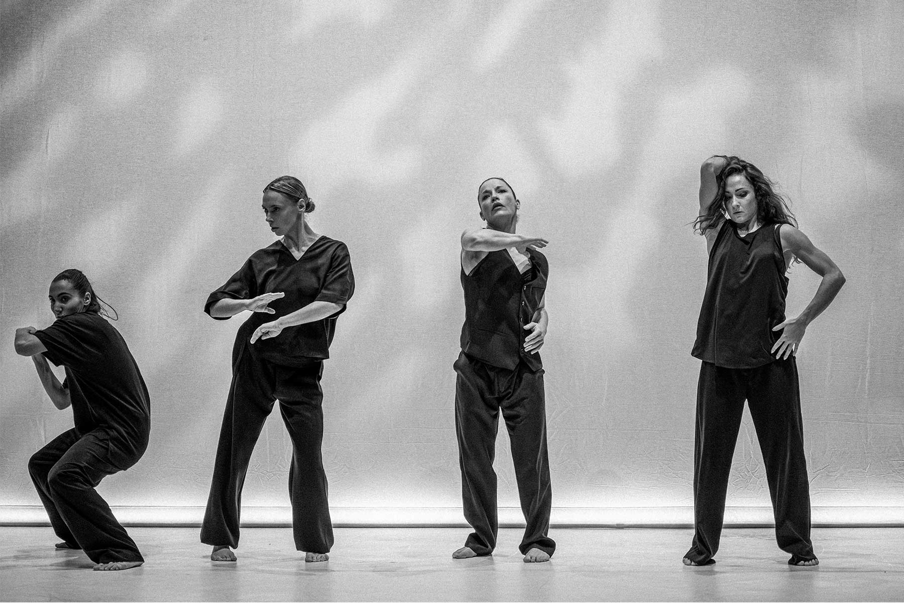 Vier Frauen vor Leinwand