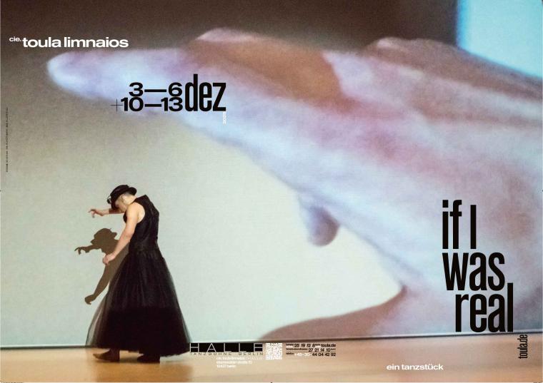 Ein Mann mit Kleid und Hut steht vor einer Projektion. Eine übergroße Hand auf der Leindwand scheint ihn zu greifen.